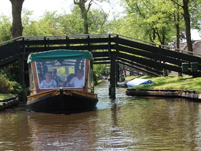 Naviguer & Faire du vélo à travers Giethoorn