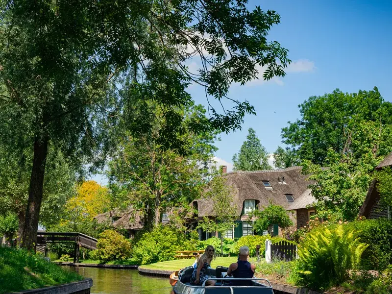 Évadez-vous en bateau à Giethoorn