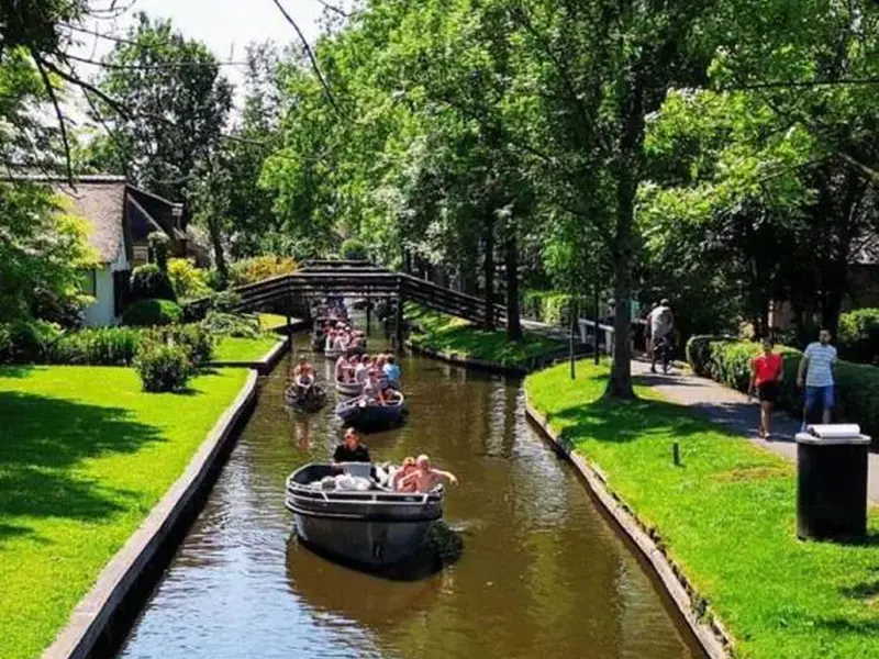 Tour en bateau de Giethoorn, audioguide & mini-golf